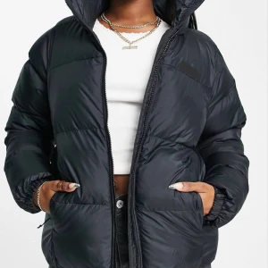 Puffer Jacka - Säljer en puffer jacka från Vero Moda. Helt nytt skick!
