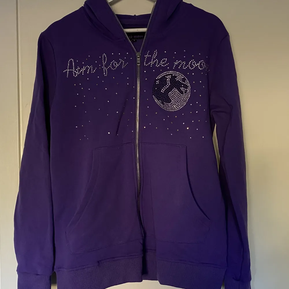 Zip hoodie från aim for the moon. Aldrig använd.. Hoodies.