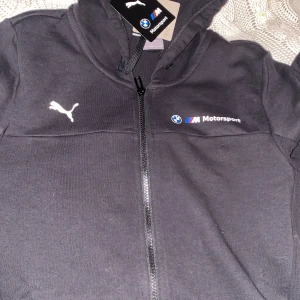 Puma bmw jacka - Den är helt ny jag fick den idag men den var långt för mig jag köpt den för 1300kr