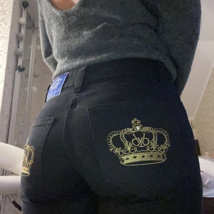 Viktoria Beckham Jeans - Säljer mina Viktoria Beckham jeans.  Innerbensmåttet är 83 cm  Midjemåttet tvärsöver är 38 cm 