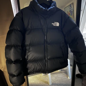 North Face 1996 retro nuptse dunjacka - Klassisk dunjacka i svart. Använd en vinter. Köpt för 3700