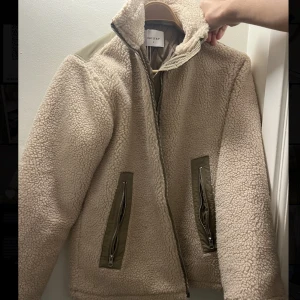 Teddy jacka - Snygg höst/vinter jacka som passar kille och tjej! Helt oanvänd🌟