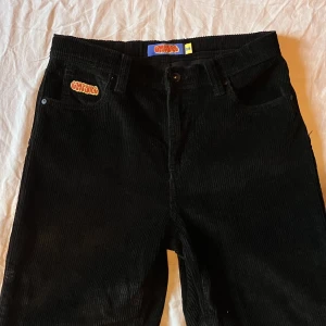 Svarta Empyre Byxor - Manchester byxor från empyre. Har inte kommit till användning då dem är för långa för mig, jag är 153. Byxorna är storlek 28, barnavdelning. Inga synliga skador men tyget känns lite slitet längst nere på benet.