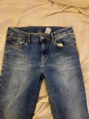 Midwaist jeans - Simpla, men fina, utsvängda, blå jeans. De är i storlek 38 med utsvängda ben, de är midwaist men verkligen inte högmidjade. Passar till allt och är en riktigt bra jeansfärg.