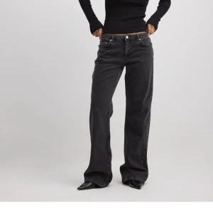 Lågmidjande jeans nakd  - Säljer dessa helt nya jeans från NA-KD, endast testade. Storlek 32, men passar mig so. Brukar ha 34-36💓svartgråa i färgen. Helt slutsåld på hemsidan!