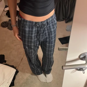 Pyjamasbyxor  - Säljer dessa jättefina pyjamasbyxorna som inte kommer till användning 💓 Jättebra skick och inga defekter alls 💓 Passar mig som är ish 167 💗