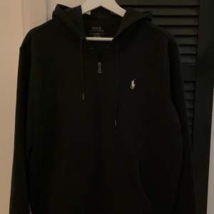 Polo Ralph Lauren zip hoodie svart skick 9/10 inte nopprig, inga defekter knappt använd nypris 2100kr