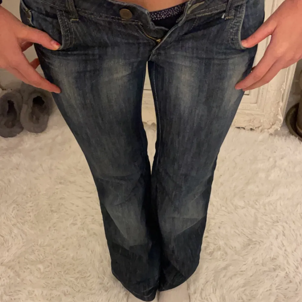 Lågmidjade jeans från promod. Aldrig använd p.g.a för liten stolek❤️ Ytterbens längd - 102cm Midjemått - 38 rakt över  . Jeans & Byxor.