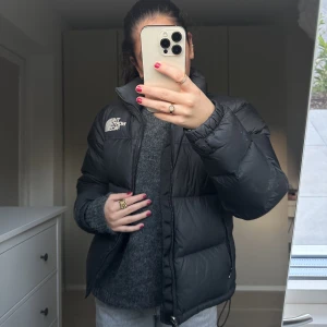 North face jacka - Säljer min north face retro nuptse jacka, köptes förra året från north face hemsida för 3099kr säljer den för 1500kr pga jag köpt en annan (priset kan diskuteras) + frakten som tillkommer 