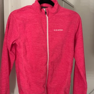 Fleecetröja  - Rosa fleecetröja. Använd få gånger. Den är i barnstorleken 158/164 men passar s. Köparen står för frakten!