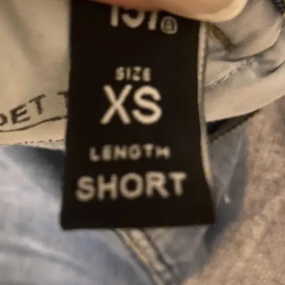 Säljer mina lågmidjade jeans från lager 157 i storlek xs short💕De är i nyskick o använda typ en gång, säljer pågrund av att de inte används. Är 160 o passar perfekt i längden🩷. Jeans & Byxor.