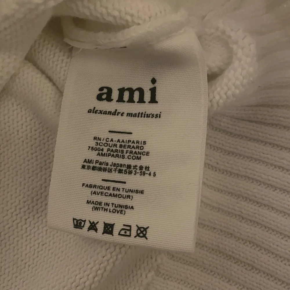 (OBS REP) Säljer en Ami Paris cardigan i vit färg, den är en mens S men sitter som XS så skulle nog även kunna rekommendera denna för tjejer!. Tröjor & Koftor.