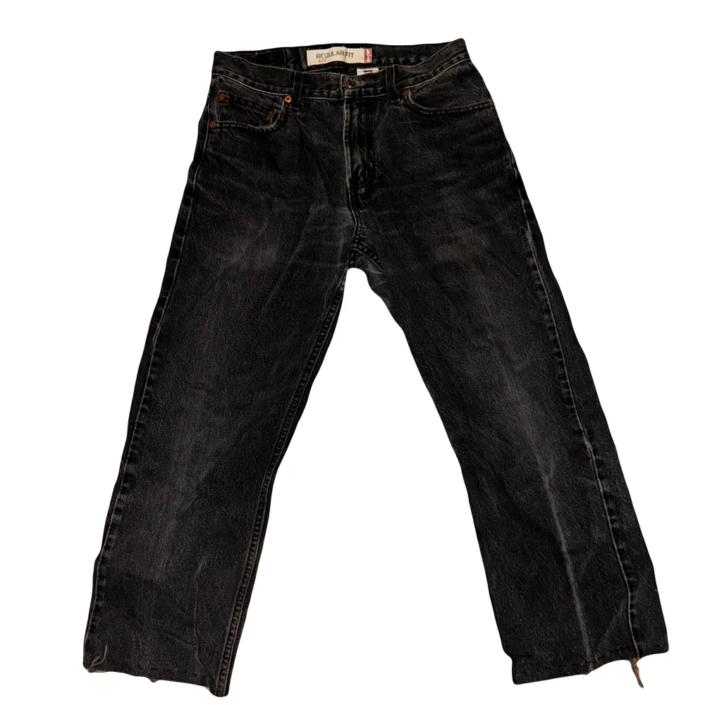 Feta levis jeans köpta för ca två år sedan, bra skick men har slitits lite på vänster bakficka.. Jeans & Byxor.