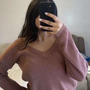 stickad tröja  - säljer den comfy tröja från NA-KD i storlek XS men passar mig i storlek M den är lite oversized. 