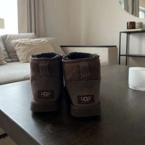 UGG mini - Använda men i gott skick.  Ugg mini i färgen mörkbrun.  