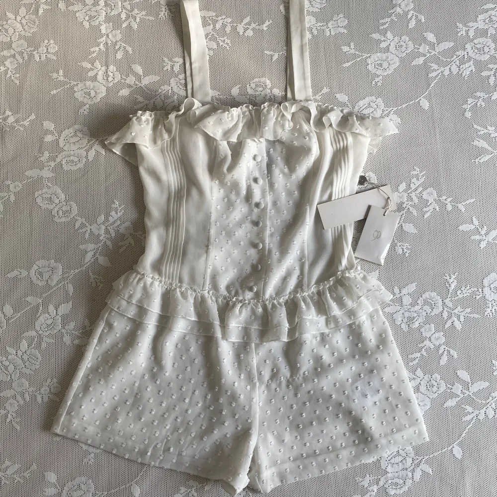 Sällsyn vintage jumpsuit från märket BEBE! Vintage deadstock helt ny med taggen frf på 🤍 Strl XS, passar bra på S med. Skriv för fler bilder. Inga bud tack! . Toppar.