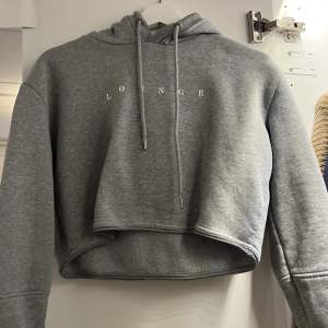 En grå croppad hoodie ifrån lounge wear. Storlek Xs💓