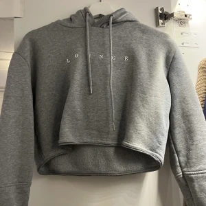 Croppad hoodie - En grå croppad hoodie ifrån lounge wear. Storlek Xs💓