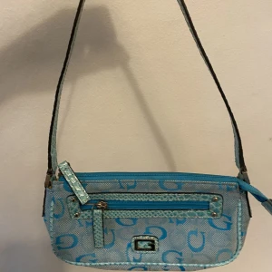 Guess handväska  - Liten gullig blå handväska från GUESS 