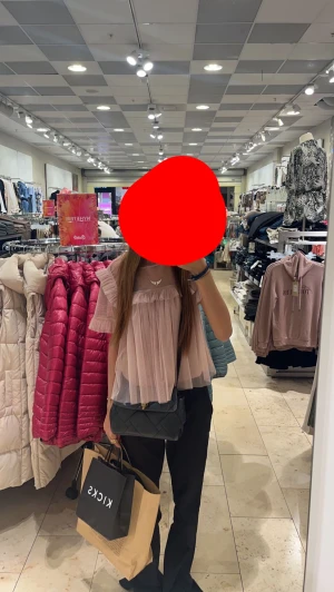 rosa blus  - säljer en super söt rosa  blus, den är köpt är på plick med är sparsamt använd❣️den har inga alls defekter! 