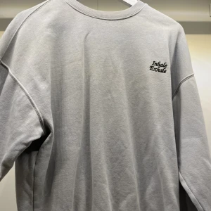 Sweatshirt med tryck - En babyblå oversized sweatshirt ifrån junkyard med tryck fram och bak. Inga tecken på användning, storlek S💓