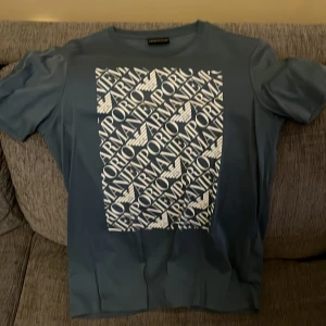 Armani tröja - 9/10 använd 1 gång bara inga skador eller fläckar på.