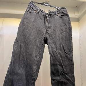 Svarta mid waist straight jeans ifrån monki. Lite urtvättade men väldigt fina. Storlek 24/32💓