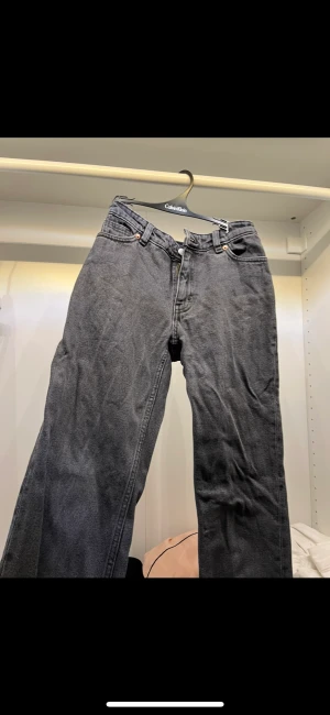 Straight leg jeans - Svarta mid waist straight jeans ifrån monki. Lite urtvättade men väldigt fina. Storlek 24/32💓