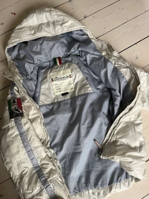 Vinterjacka dolomite  - Jättesnygg Dolomite jacka som inte kommer till användning, varm och lite figursydd. Perfekt till vinter😻🙏 Finns mindre klumpar i dunet från tvätt men det är inget som syns på utsidan! Därav det låga priset. 