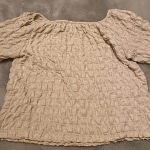  Tires -  Jättefin t-shirt gillar dock inte dig mer har använt den en gång med ett par byxor som matchar men är annars i väldigt bra skick och materialet är bra. 😊