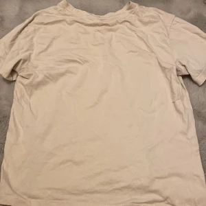  Enkel t-shirt  - Jätteskön att bara ha på sig under en tröja tex😻😻❤️