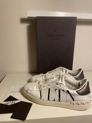 ✨Valentino opens✨ - Valentino opens🌟 Storlek: 43.🦋 Skick: 6/10~ (väl använda). Box samt kvitto medföljer✅  Vid frågor, fler bilder eller andra funderingar så är det bara att skicka meddelande 📣 