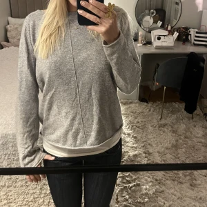 Grå stickad - Säljer denna så fina tröja mohairblend🧡🧡fri frakt denna vecka!🥰