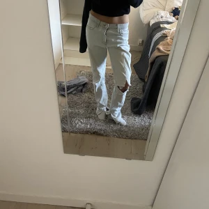 Jeans  - Säljer dessa snygga trendiga jeans från zara storlek 38, de har en slits som syns på bilderna!
