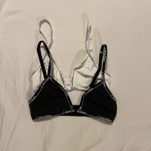 Calvin Klein BH-topp - Två st bh från Calvin Klein! En för 70kr eller två för 100! De är i en snygg simpel modell med ett knäppe framtill. Det står strl M men skulle mer säga att det är en S/XS, säljer därför att de är för små för mig. Skicka gärna ett meddelande för mer info