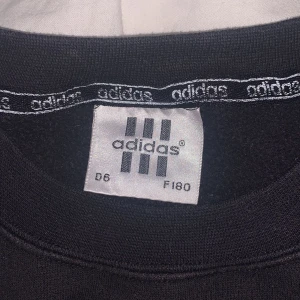 vintage adidas sweatshirt - köpt på secondhand för typ två år sen, jag har inte använt den så mycket men kvaliten är rätt använd, tycker den är snygg men lite för kort i armarna för mig, osäker vilken storlek de är men jag skulle nog säga M med oversize passform.