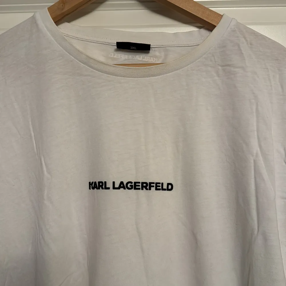 Karl Lagerfeld  Knappt använd  Passar herr och dam  Storlek 3Xl lite mindre i storlek . T-shirts.
