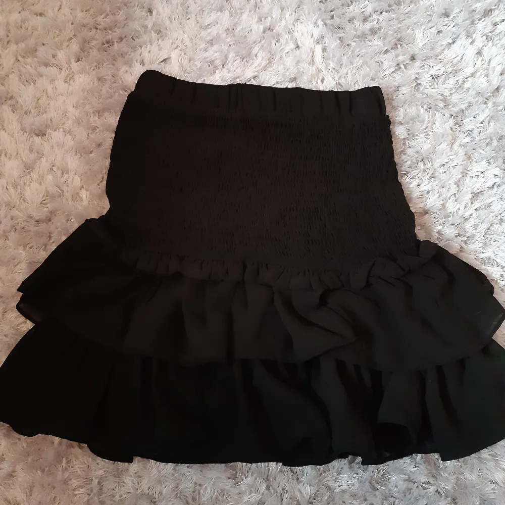 Super snygg kjol från chelsia i storlek XS. Sparsamt använd. Kort minikjol med volang.. Kjolar.