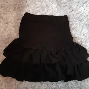 Super snygg kjol från chelsia i storlek XS. Sparsamt använd. Kort minikjol med volang.