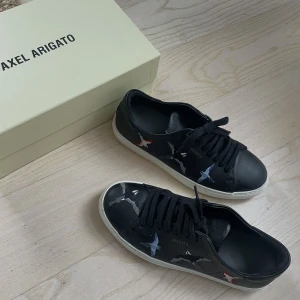 Axel arigato skor - Fint skick, använd fåtal gånger!