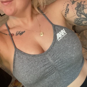 AWN sport-bh  - Sport bh ifrån AWARENUTION i nyskick. Den mörkgrå har jag använt en gång dom andra är oanvända. Dom är super sköna och har bra stöd. Säljer då jag är ägare utav 7 stycken och inte behöver alla 😊 90 kr styck eller alla för 250kr 