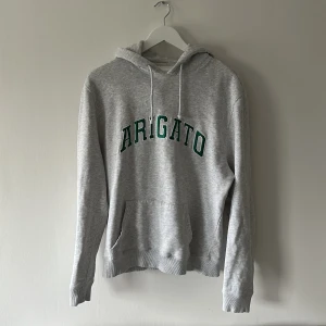 Axel Arigato - En simpel och snygg huvtröja från Axel Arigato. Är i väl skick och säljs på grund av att den är förliten. Tar emot prisförslag!