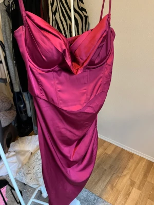 Klänning  - Använd 1 gång  Super fin från oh polly 