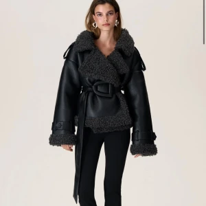 Adoore jacka - Säljer min supersnygga slutaålda jacka från adoore😍Passar mig som vanligtvis är en s. Prislappar kvar och oanvänd💗säljer då jag har liknande jacka💗