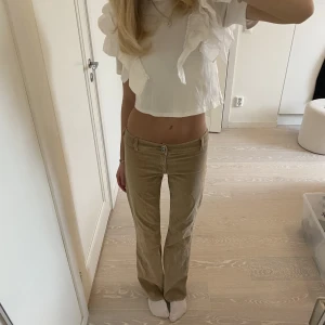 Lågmidjade byxor  - Så sjukt snygga lågmidjade byxor i mocka/ sammet frpn gina tricot❤️ de är storlek 38 men skulle säga att de sitter mer som en 36🥰 Midjemått: 72, innerbenslängd: 82 (jag är 175)