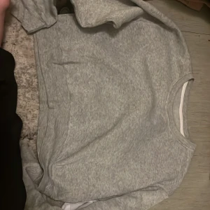 Hoodie - Crop top grå hoodie jätte skön