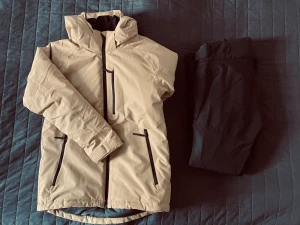 Skidställ stl 164 - Skidställ bestående av jacka (gul) och byxor (svarta). Använda tre dagar = nyskick. Säljs bara tillsammans. 