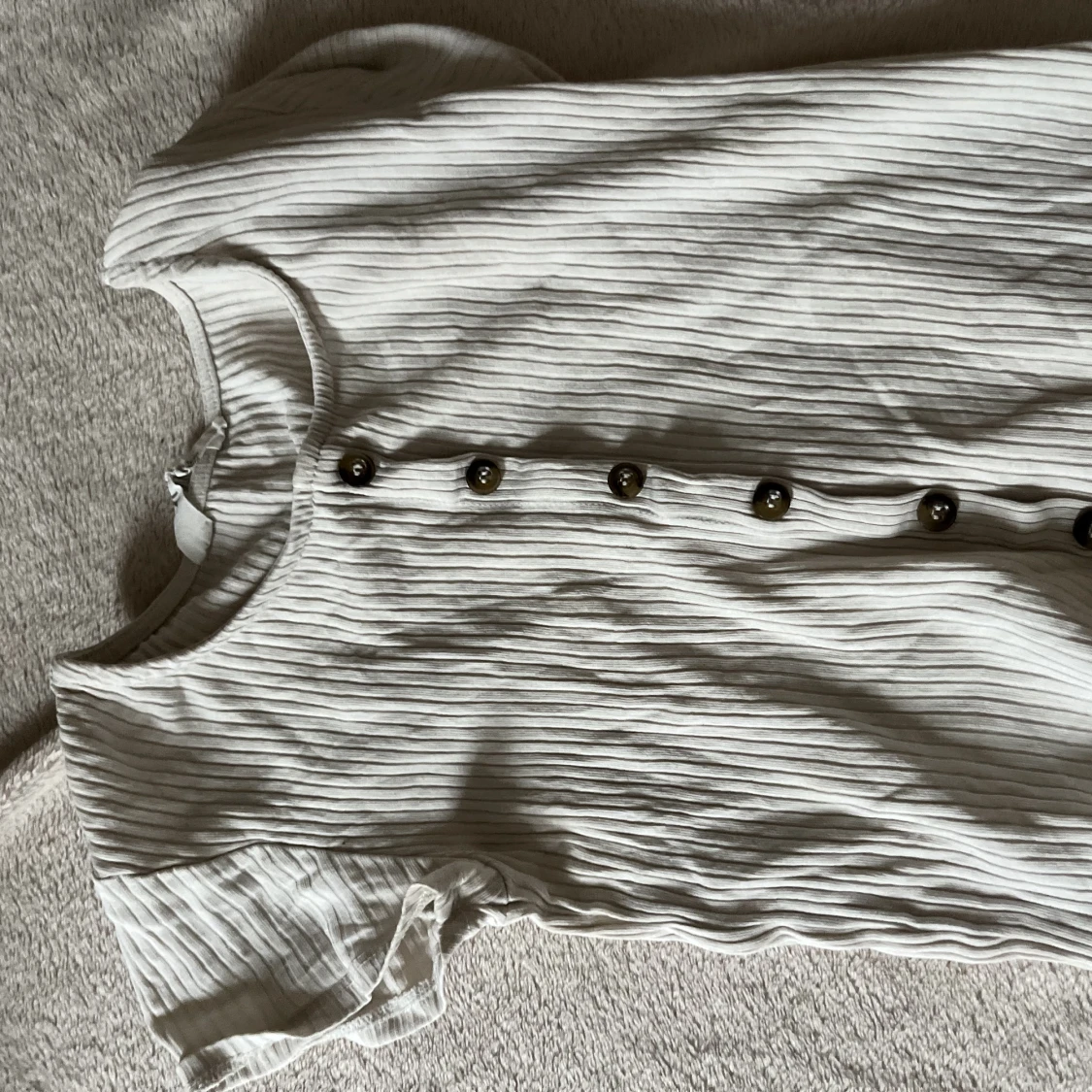 Vit tröja med knappar - 90