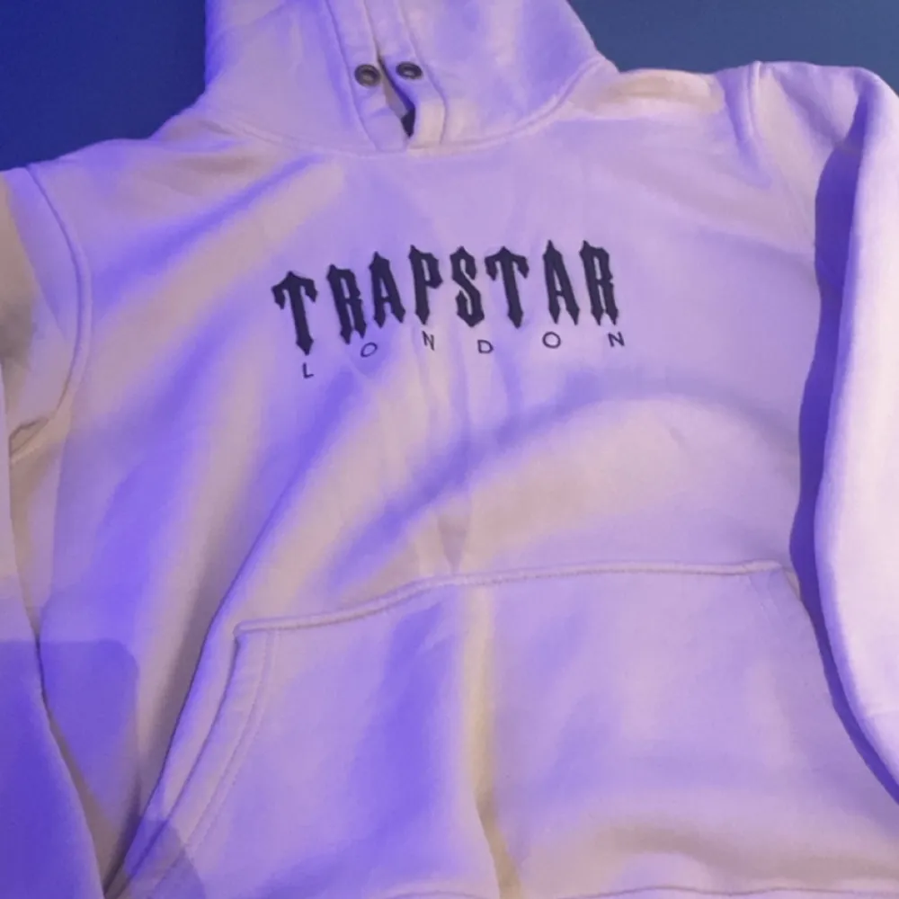 Säljer min trapstar hoodie för att jag inte använder så mycket. Den är L passar som xl. Som ny . Jackor.