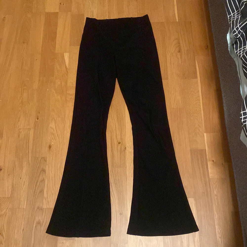 Svarta kostymbyxor från new yorker! Används inte av mig längre och för små! Men väldigt fina!!!. Jeans & Byxor.